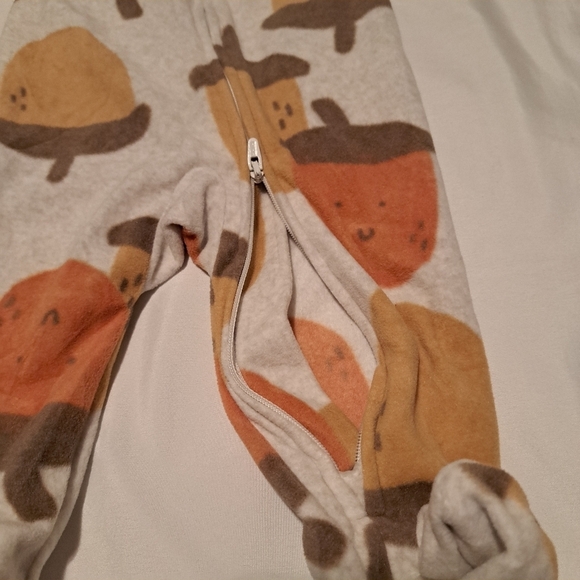 Carter's sizes NB, 6m, 24m fleece acorn designed pajamas, new - Picture 2 of 3